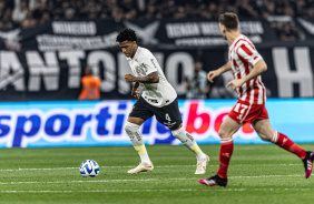 Gil com a bola no jogo entre Corinthians e Estudiantes, pela Sul-Americana