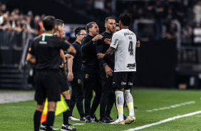 Gil comemora na rea tcnica o gol que marcou contra o Estudiantes