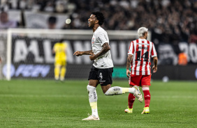 Gil comemorando gol marcado contra o Estudiantes