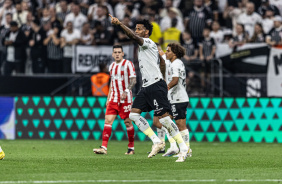 Gil comemorando gol marcado contra o Estudiantes