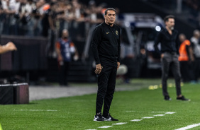 Luxemburgo na beira do campo no jogo entre Corinthians e Estudiantes, pela Sul-Americana