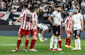 Matas Rojas antes de cobrar falta no jogo entre Corinthians e Estudiantes, pela Sul-Americana