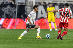 Matas Rojas com a bola no jogo entre Corinthians e Estudiantes, pela Sul-Americana