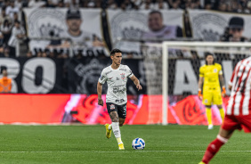 Matas Rojas conduzindo a bola no jogo entre Corinthians e Estudiantes, pela Sul-Americana