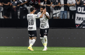Matías Rojas e Gil comemorando gol do Corinthians contra o Estudiantes