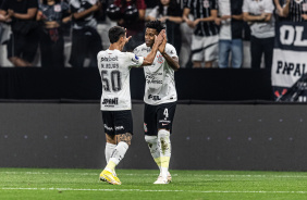 Matas Rojas e Gil comemorando gol do Corinthians contra o Estudiantes