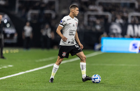 Moscardo com a bola dominada no jogo entre Corinthians e Estudiantes, pela Sul-Americana