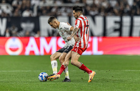 Moscardo protege a bola no jogo entre Corinthians e Estudiantes, pela Sul-Americana