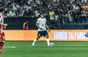 Murillo com a bola no jogo entre Corinthians e Estudiantes, pela Sul-Americana