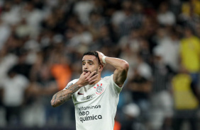 Renato Augusto assobiando no jogo entre Corinthians e Estudiantes