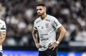 Renato Augusto com as mos na cintura no jogo entre Corinthians e Estudiantes, pela Sul-Americana