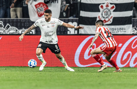 Renato Augusto contra marcação no jogo entre Corinthians e Estudiantes, pela Sul-Americana