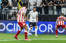 Renato Augusto no jogo entre Corinthians e Estudiantes, pela Sul-Americana