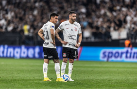 Rojas e Renato Augusto antes de cobrana de falta