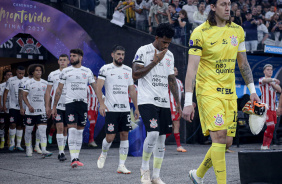 Time do Corinthians entrando em campo na Neo Qumica Arena