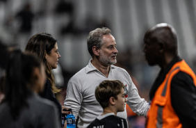 Ator Dan Stulbach antes do incio da partida contra o Estudiantes, na Neo Qumica Arena