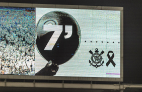 Torcida do Corinthians ergueu bales no minuto sete em homenagem a vtimas