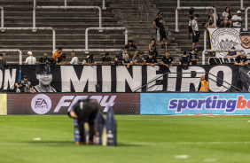 Torcida do Corinthians estendeu faixas com nomes de vtimas do acidente na rodovia Ferno Dias