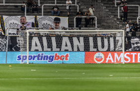 Torcida do Corinthians estendeu faixas com nomes de vtimas do acidente na rodovia Ferno Dias