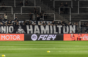 Torcida do Corinthians estendeu faixas com nomes de vtimas do acidente na rodovia Ferno Dias