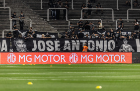 Torcida do Corinthians estendeu faixas com nomes de vtimas do acidente na rodovia Ferno Dias