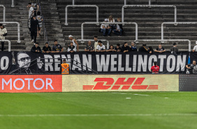 Torcida do Corinthians estendeu faixas com nomes de vtimas do acidente na rodovia Ferno Dias