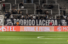 Torcida do Corinthians estendeu faixas com nomes de vtimas do acidente na rodovia Ferno Dias