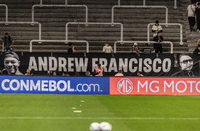 Torcida do Corinthians estendeu faixas com nomes de vtimas do acidente na rodovia Ferno Dias