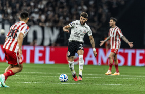 Yuri Alberto carregando a bola no jogo entre Corinthians e Estudiantes, pela Sul-Americana