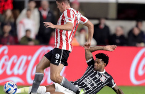 Gil tentando desarmar jogador do Estudiantes nesta tera-feira