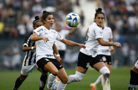 Paulinha e Fernanda atentas durante o jogo contra o Santos
