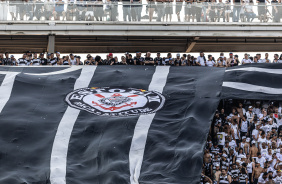 Bandeiro da Gavies da Fiel estendida na arquibancada