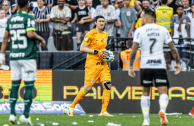 Cssio com a bola na mo no duelo contra o Palmeiras; Maycon aparece desfocado na foto