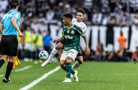 Gustavo Mosquito brigando pela bola no jogo contra o Palmeiras