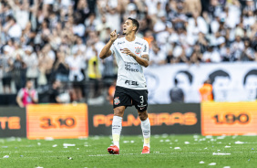 Lucas Verssimo apontando para cima no duelo contra o Palmeiras