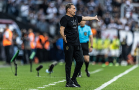 Luxemburgo na beira do gramado da Neo Qumica Arena durante jogo contra o Palmeiras