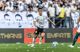 Matas Rojas correndo na Neo Qumica Arena no jogo contra o Palmeiras