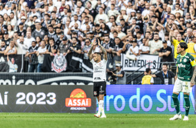 Maycon com as mos para cima no jogo contra o Palmeiras