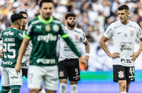 Moscardo e Yuri Alberto esperando a cobrana de escanteio do Palmeiras