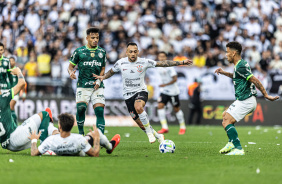 Moscardo no cho e Maycon tentando vencer a disputa com o Palmeiras