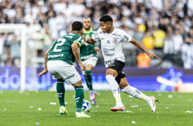 Wesley tentando sair da dividida contra o Palmeiras