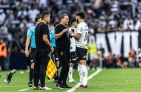 Yuri Alberto conversando com Luxemburgo durante o jogo contra o Palmeiras pelo Brasileiro