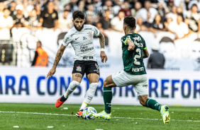 Yuri Alberto tentando drible contra o Palmeiras neste domingo