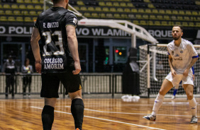 Bazzo de costas pelo jogo do Corinthians contra o Santo Andr pelo Paulista de Futsal