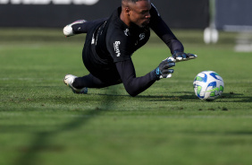 Carlos Miguel fazendo defesa durante treino no CT