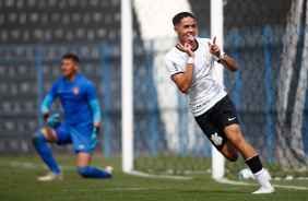 Kau Henrique comemorando gol contra o Desportivo Brasil