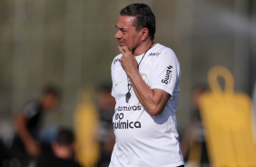 Luxemburgo analisando treino do Corinthians no CT
