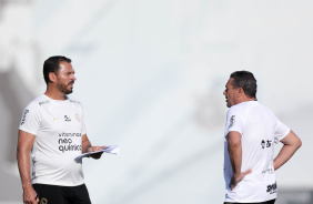 Luxemburgo e Maurcio Copertino conversando durante treino no CT