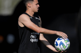 Matheus Arajo com a bola na mo durante treino do Timo no CT