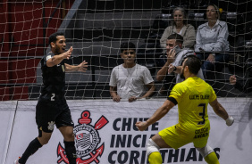 Tatinho e o goleiro Lucas Oliveira comemoram gol contra o Santo Andr